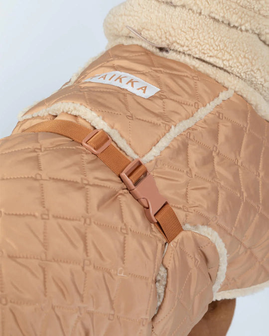 PAIKKA Quilted Sherpa Hundejakke Camel - PupDeluxe.dk