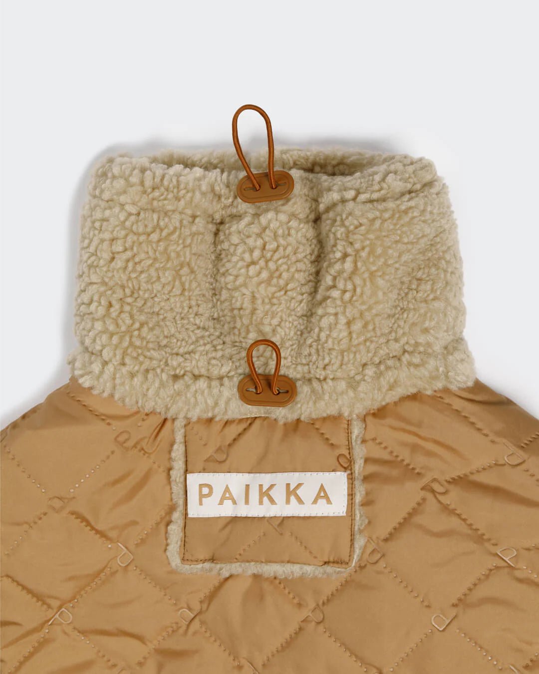 PAIKKA Quilted Sherpa Hundejakke Camel - PupDeluxe.dk