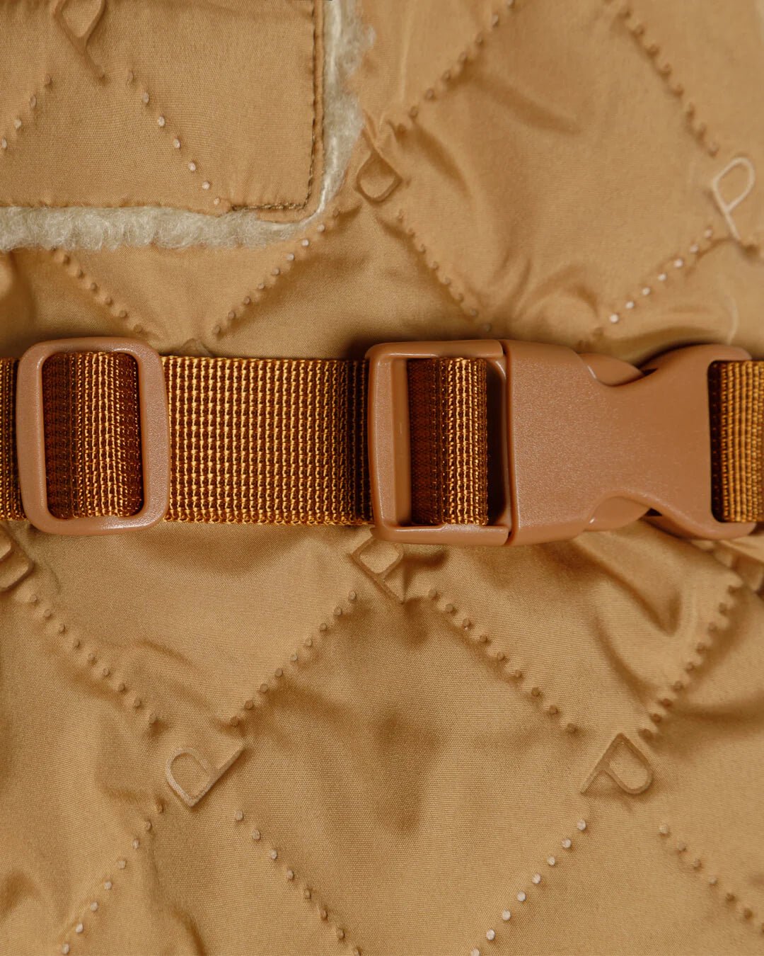 PAIKKA Quilted Sherpa Hundejakke Camel - PupDeluxe.dk